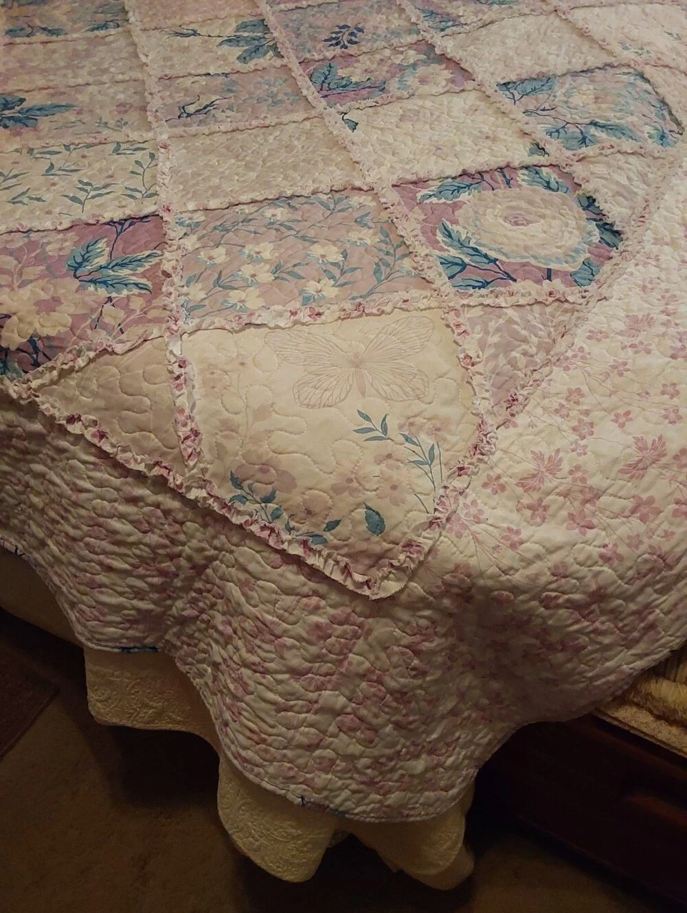 🌺 Vintage Ruffled Floral Patchwork Quilt/Bedspread
